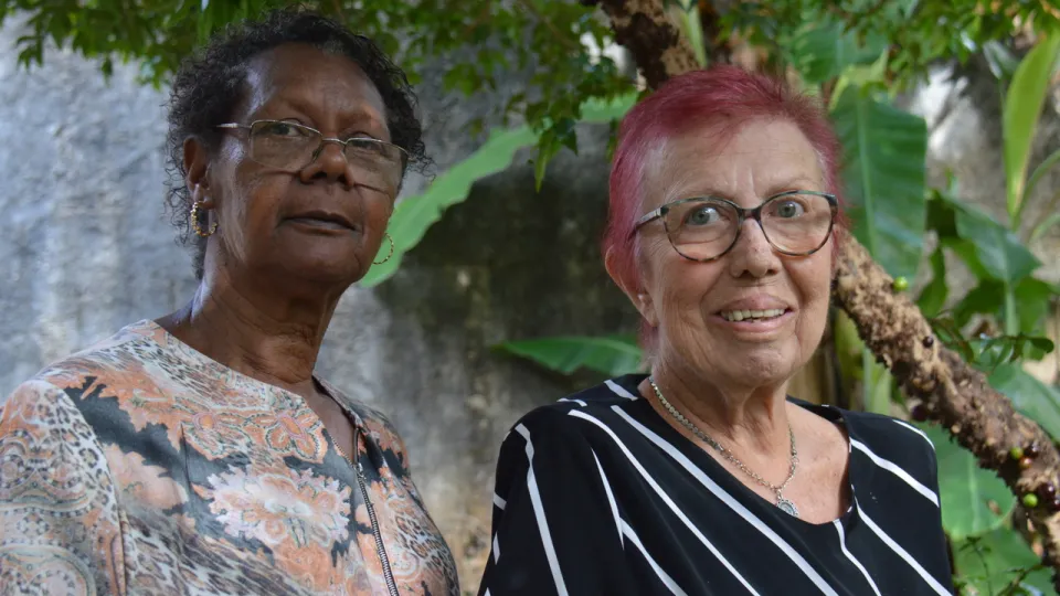 Marlene Colesanti e amiga Lúcia no quintal de sua residência
