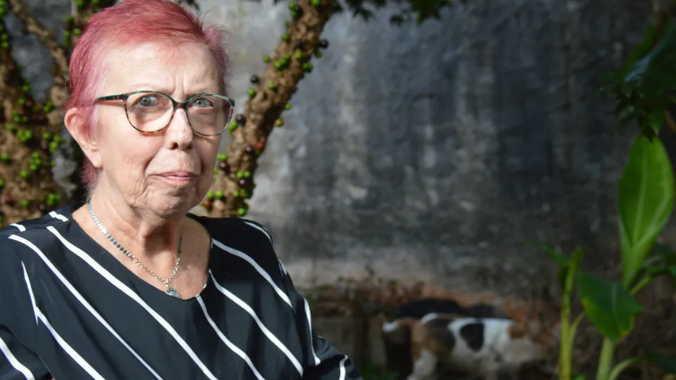 Marlene Colesanti no quintal de sua residência