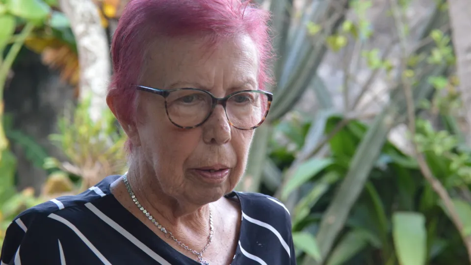 Marlene Colesanti no quintal de sua residência