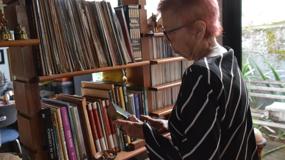 Marlene Colesanti em sua biblioteca particular