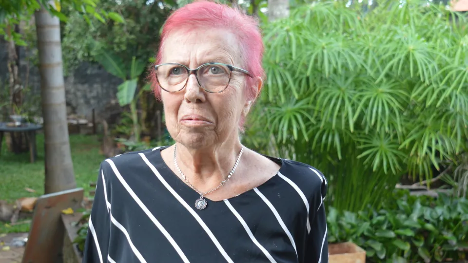 Marlene Colesanti no quintal de sua residência