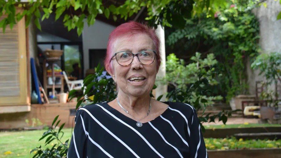 Marlene Colesanti no quintal de sua residência