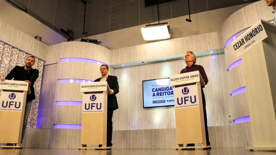 O debate foi realizado no estúdio da TV Universitária, no Campus Santa Mônica (foto: Marco Cavalcanti)