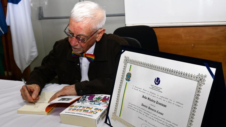 Entrega do título de Doutor Honoris Causa a João Silvério Trevisan. (Foto: Milton Santos)