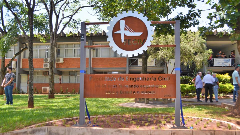 Descerramento da placa comemorativa de 50 anos da Faculdade de Engenharia Civil  (Milton Santos)