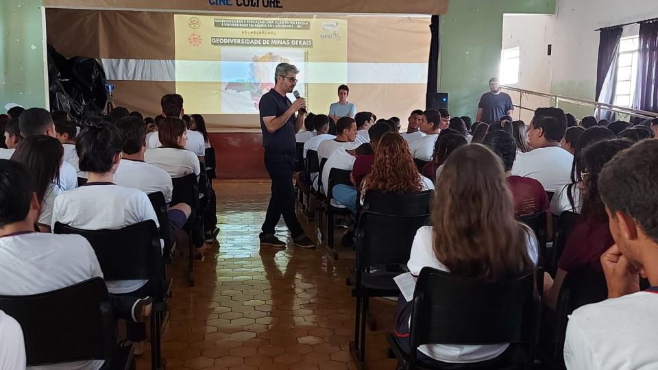 Alunos da Escola Estadual Pedro Álvares Cabral participam de atividade de extensão