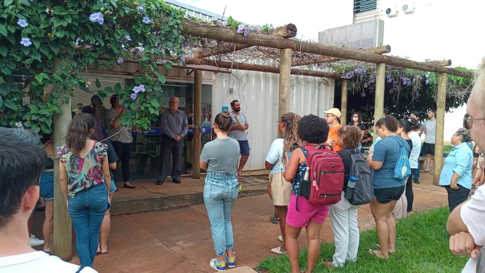 Imagem mostra várias pessoas ao ar livre no Campus Pontal, em frente à academia, participando do evento de reinauguração
