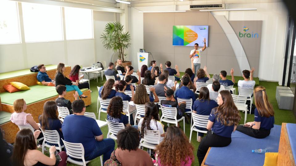 Estudantes assistem à palestra de Victor Eduardo