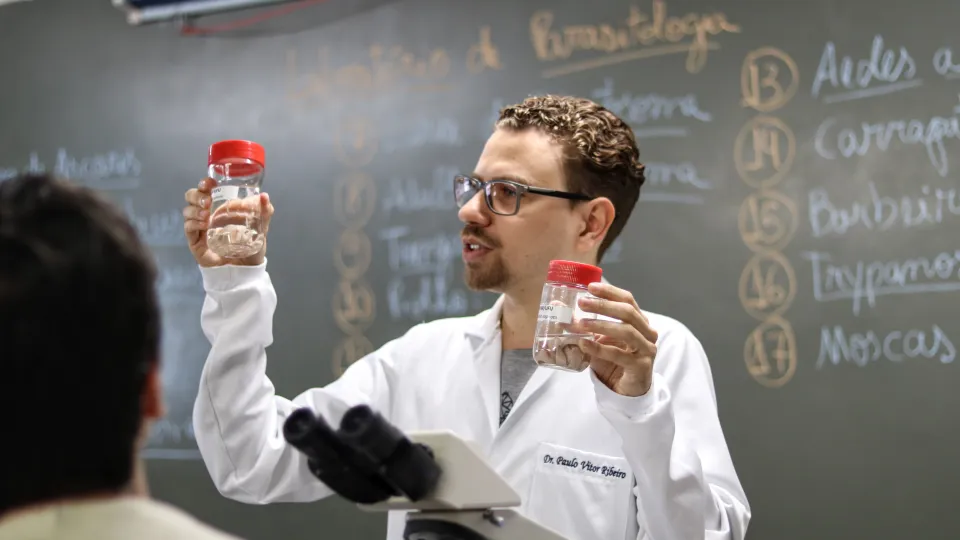 Professor em aula prática de patologia