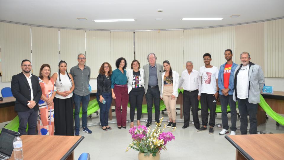 Imagem mostra grupo de pessoas posando para a foto.