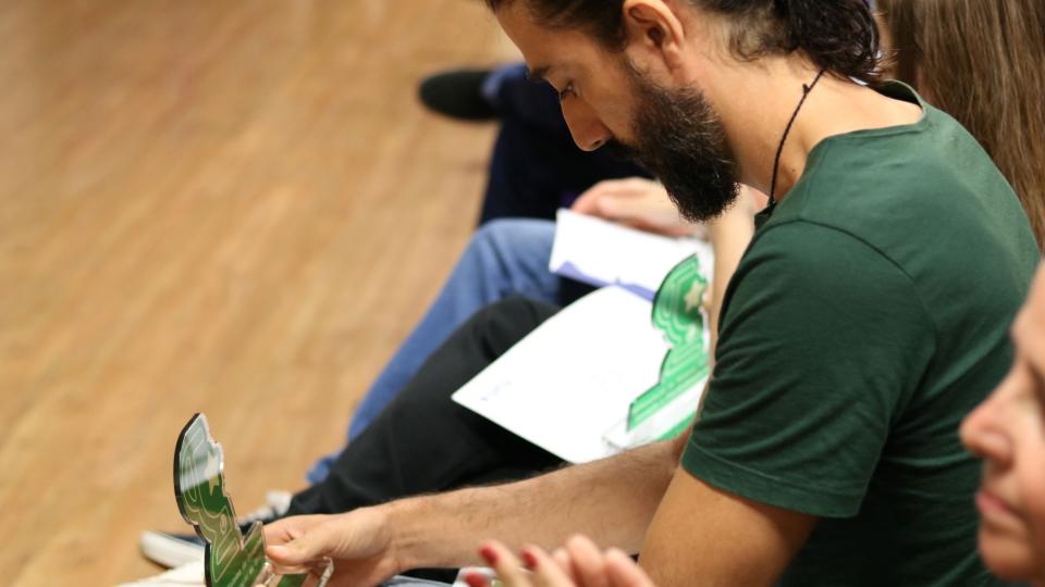 Cientista observa troféu