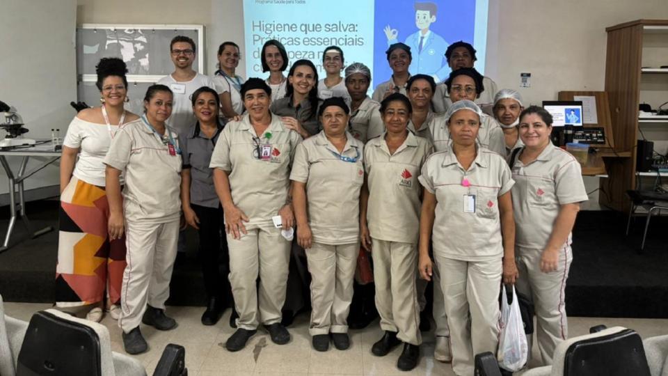 Grupo de funcionários terceirizados posando para uma foto