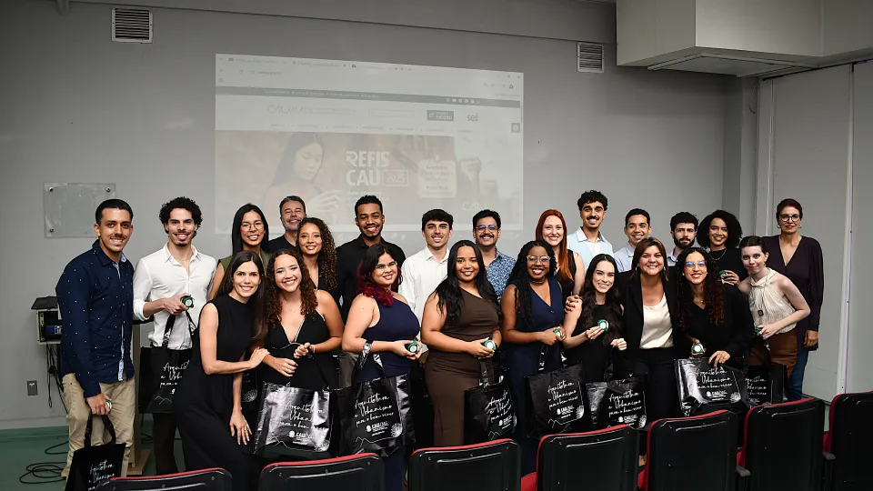 Passagem de trena do Curso da Arquitetura e Urbanismo 