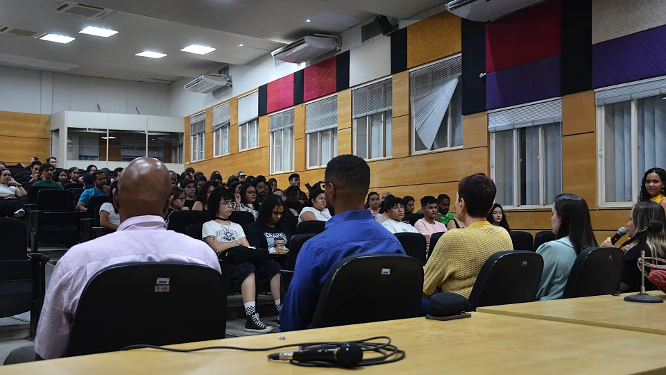 Mesa de autoridades com plateia ao fundo