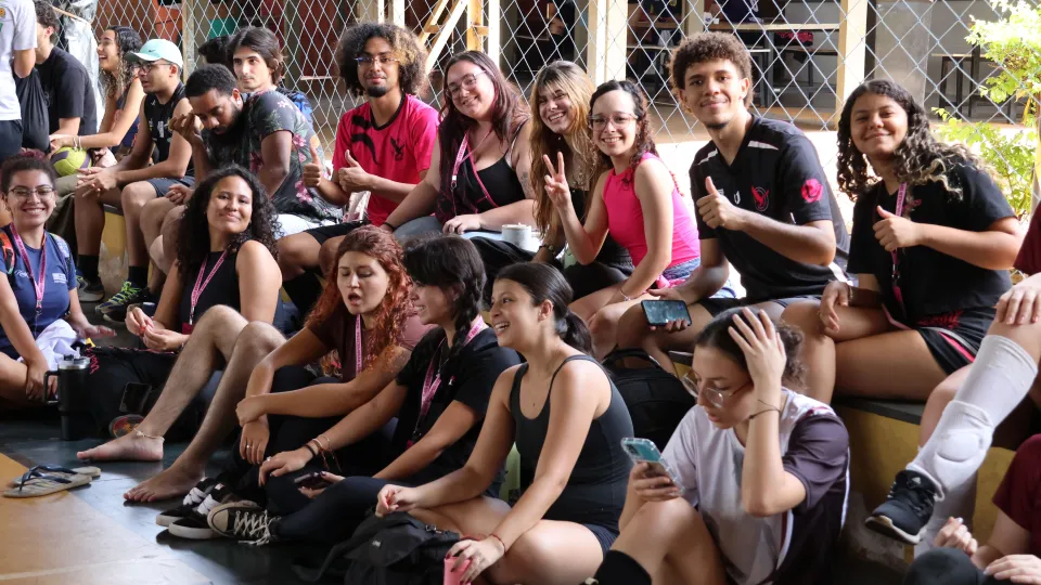 Alunos da UFU reunidos nas quadras da Eseba durante a competição de vôlei