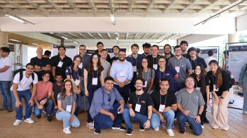 Participantes do Laboratório de Mecânica de Estruturas da UFU posando para a foto juntos no evento