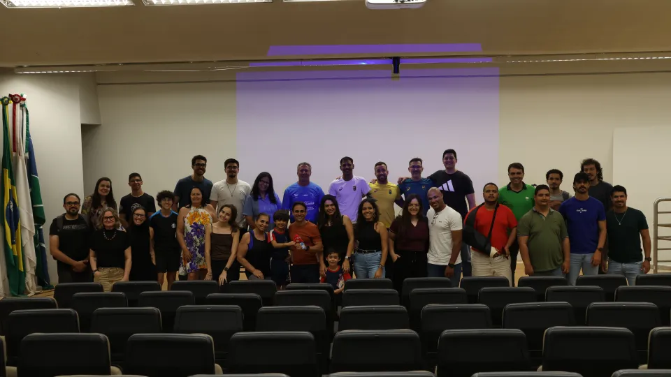 Foto reunindo todos os participantes do evento em frente ao palco no anfiteatro
