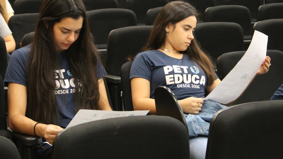 Estudantes lendo jornal