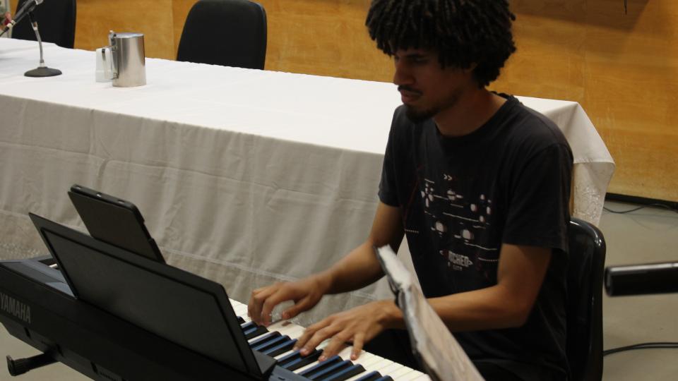 Estudante tocando teclado