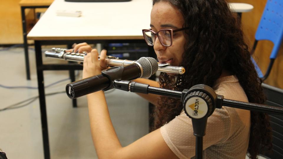 Estudante tocando flauta