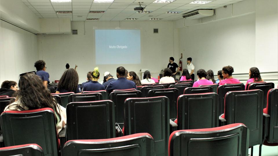 Participantes assistindo as apresentações de trabalhos