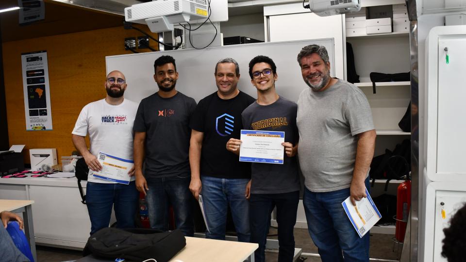 Estudantes  recebem o certificado de participação no HackaTruck MakerSpace (Milton Santos)