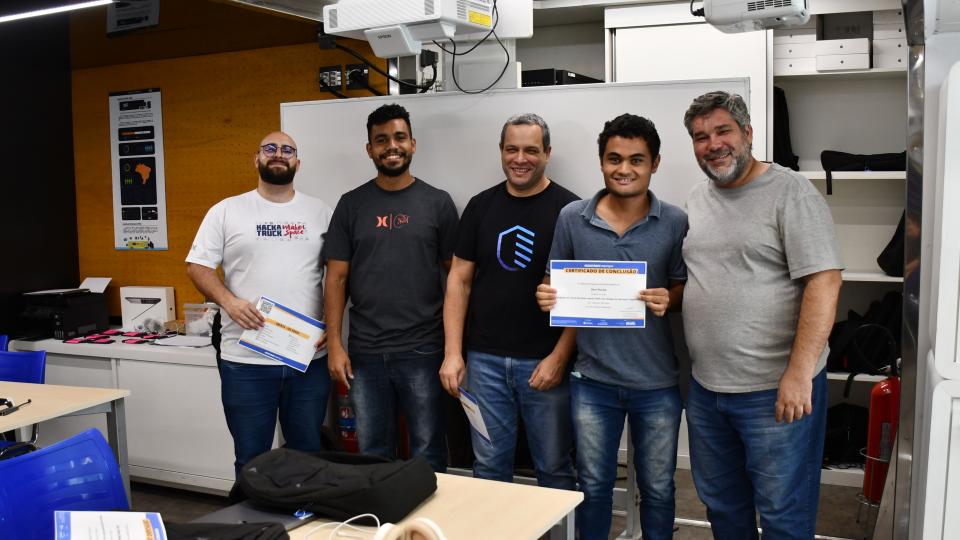 Estudantes  recebem o certificado de participação no HackaTruck MakerSpace (Milton Santos)