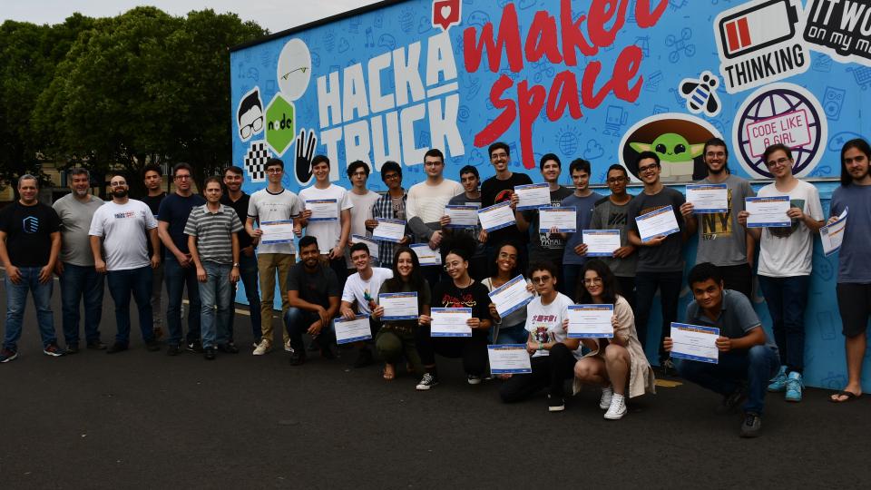 Estudantes recebem o certificado de participação no HackaTruck MakerSpace (Milton Santos)