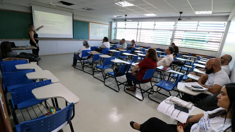 Oficinas e apresentação de pesquisas