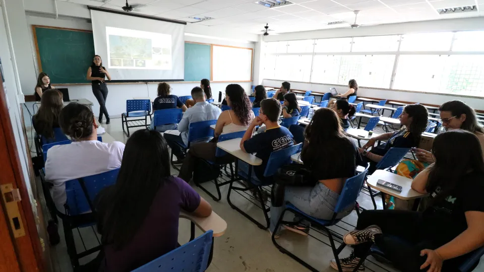 Oficinas e apresentação de pesquisas