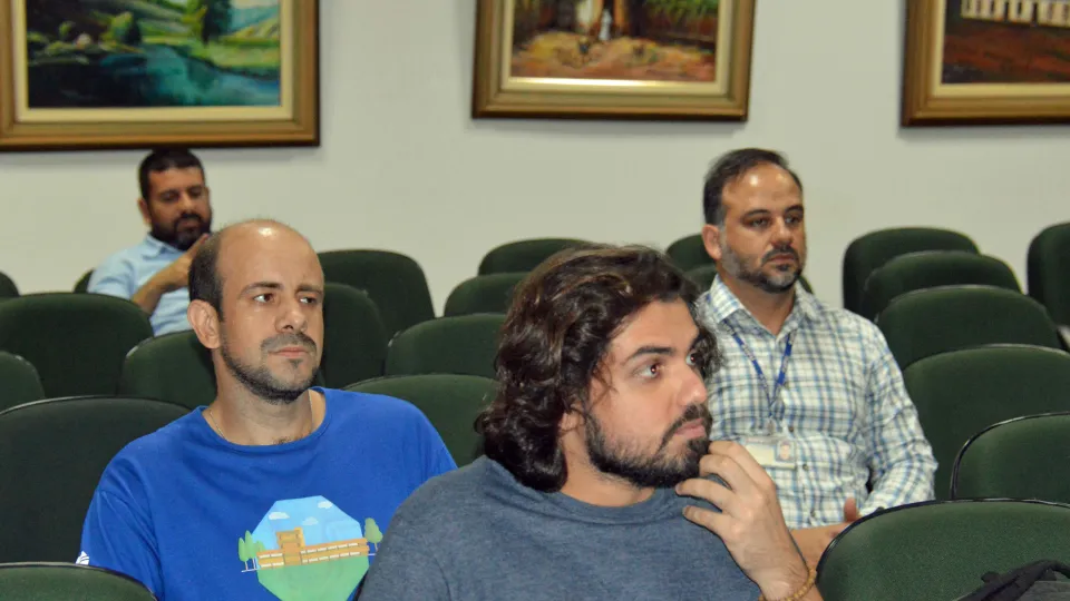 Servidores docentes e técnicos administrativos durante reunião do Condir em Patos de Minas