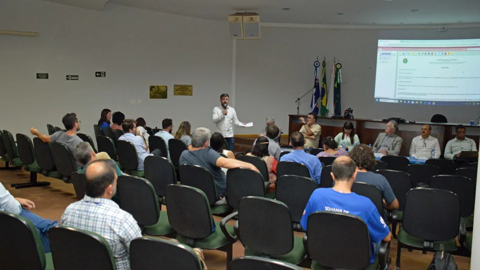Servidores docentes e técnicos administrativos durante reunião do Condir em Patos de Minas
