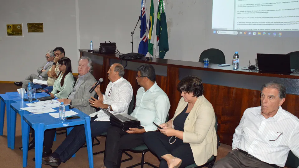 Pró-reitor de Planejamento e Administração, Darizon Andrade, fala aos membros do Condir