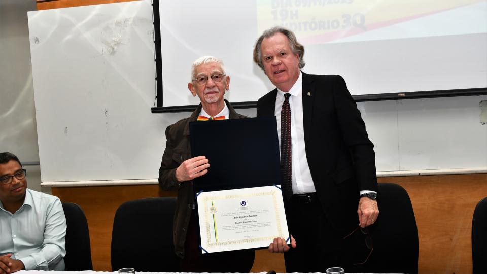 Entrega do título de Doutor Honoris Causa a João Silvério Trevisan. (Foto: Milton Santos)