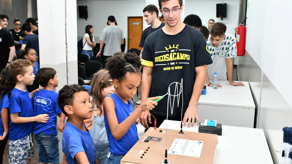 Entrega de dispositivos pedagógicos eletroeletrônicos à rede municipal de educação de Uberlândia (Milton Santos)