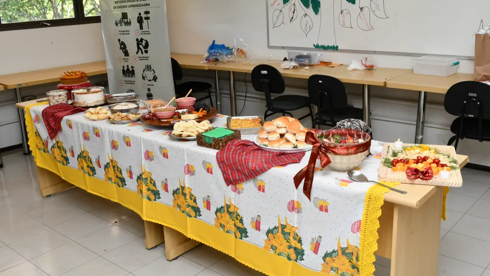 Mesa de ceia natalina. O compartilhamento de receitas por meio da tecnologia de QR Code era parte do encontro