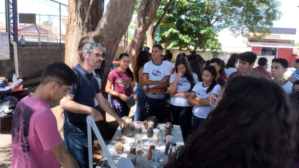 Alunos reunidos ouvindo explicação
