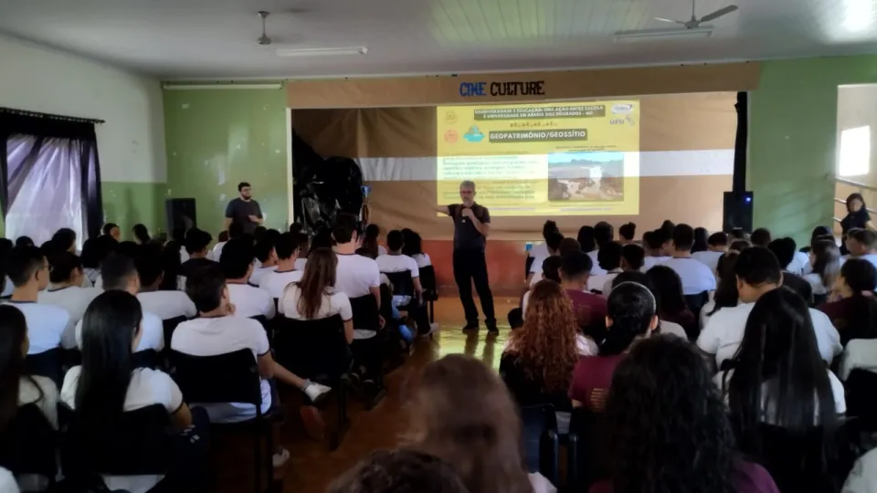 Professor faz palestra explicativa para alunos