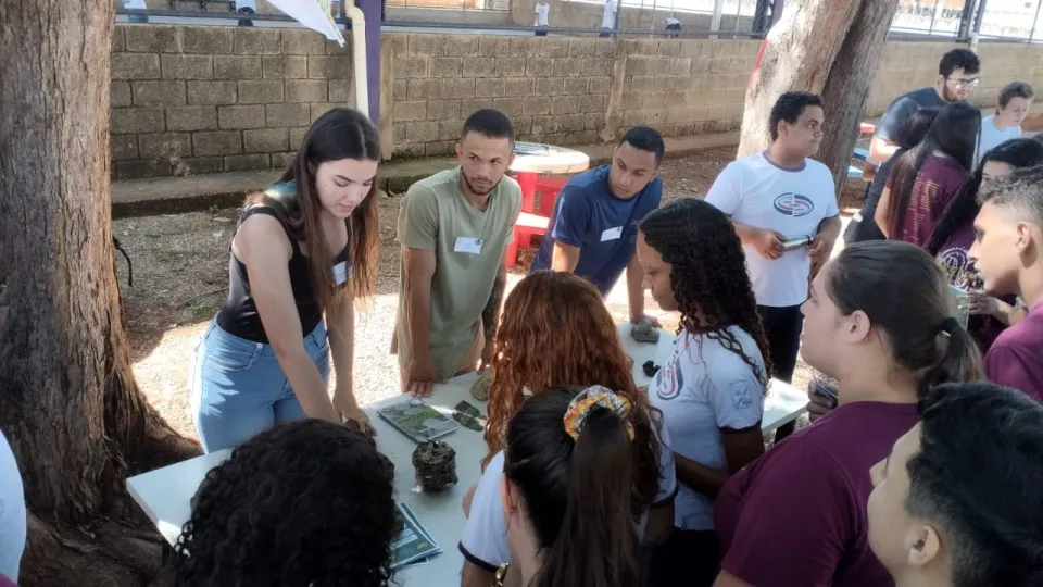 Alunos aprendendo sobre geologia