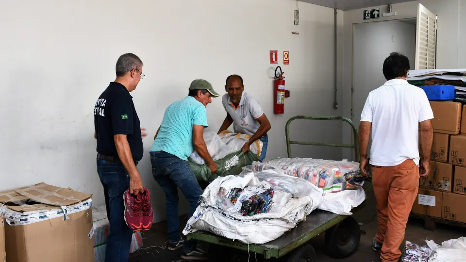 Receita Federal destina à UFU aproximadamente uma tonelada de roupas e mil pares de tênis (Milton Santos)