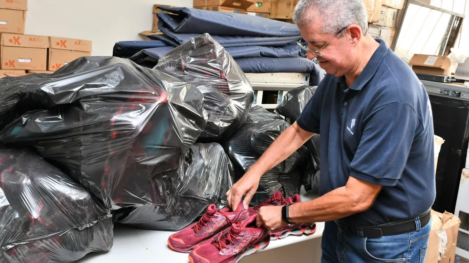 Receita Federal destina à UFU aproximadamente uma tonelada de roupas e mil pares de tênis (Milton Santos)