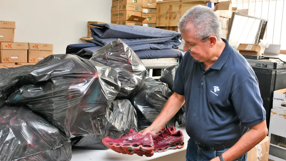 Receita Federal destina à UFU aproximadamente uma tonelada de roupas e mil pares de tênis (Milton Santos)