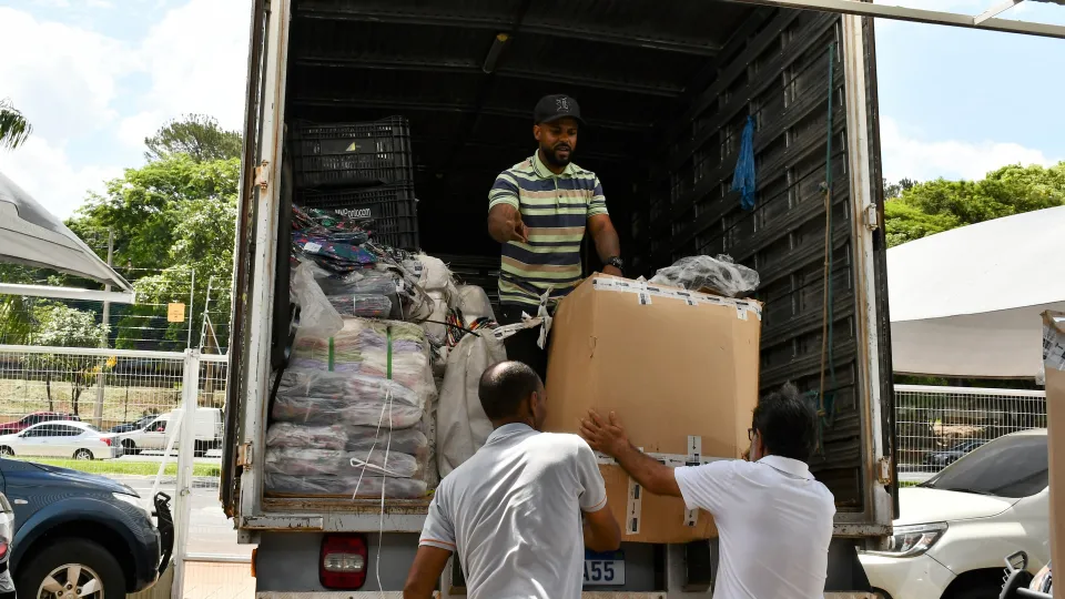 Receita Federal destina à UFU aproximadamente uma tonelada de roupas e mil pares de tênis (Milton Santos)