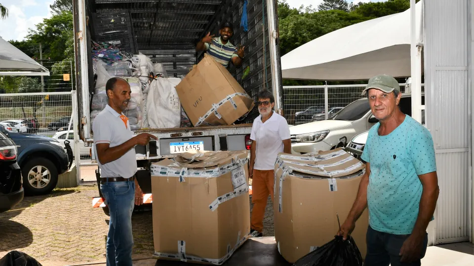 Receita Federal destina à UFU aproximadamente uma tonelada de roupas e mil pares de tênis (Milton Santos)