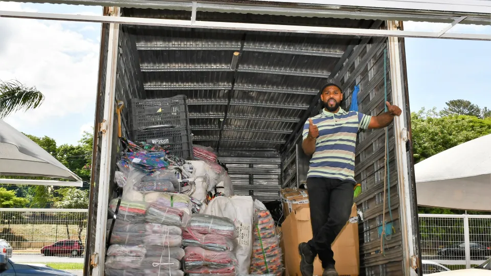 Receita Federal destina à UFU aproximadamente uma tonelada de roupas e mil pares de tênis (Milton Santos)