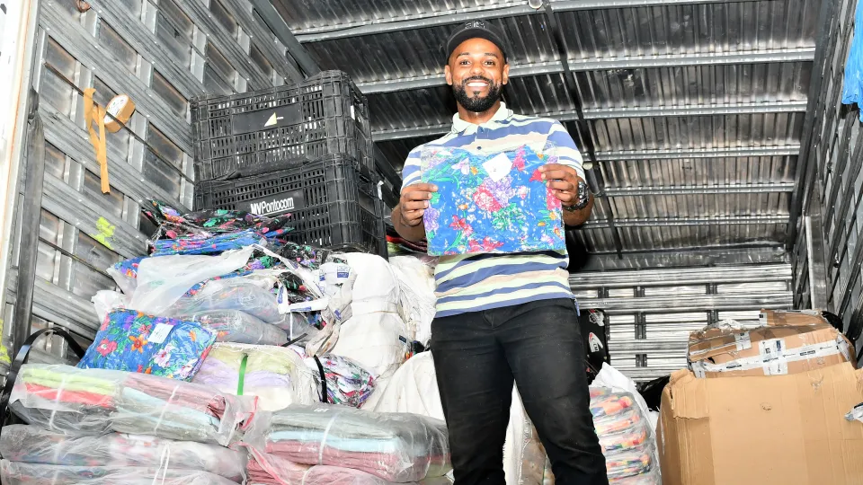 Receita Federal destina à UFU aproximadamente uma tonelada de roupas e mil pares de tênis (Milton Santos)