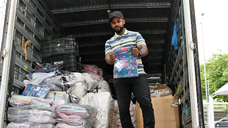 Receita Federal destina à UFU aproximadamente uma tonelada de roupas e mil pares de tênis (Milton Santos)