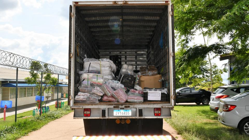 Receita Federal destina à UFU aproximadamente uma tonelada de roupas e mil pares de tênis (Milton Santos)