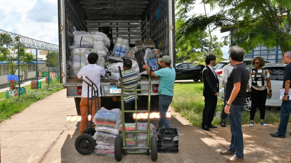 Receita Federal destina à UFU aproximadamente uma tonelada de roupas e mil pares de tênis (Milton Santos)