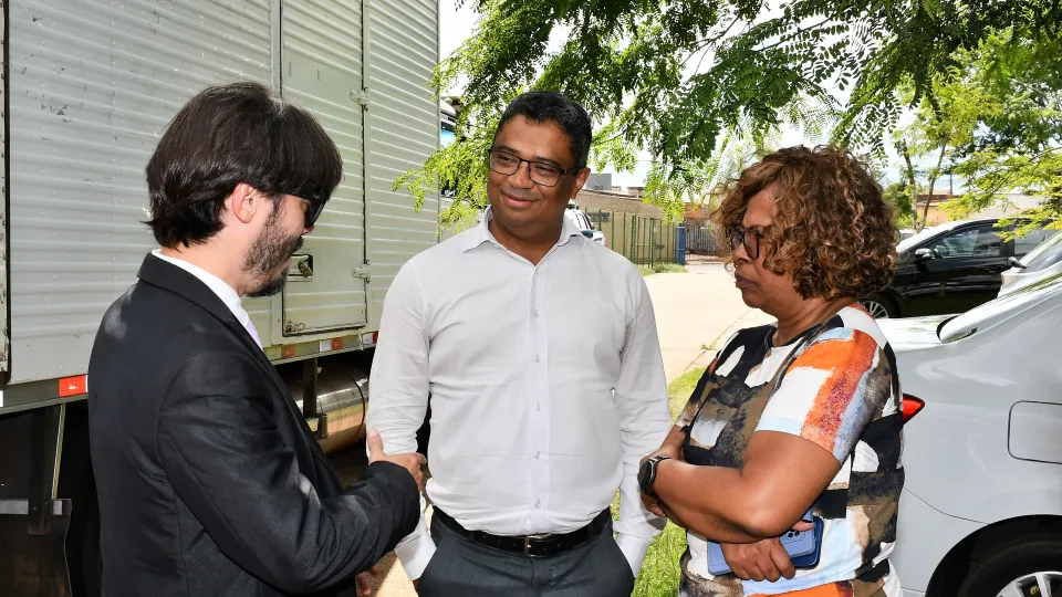 Receita Federal destina à UFU aproximadamente uma tonelada de roupas e mil pares de tênis (Milton Santos)